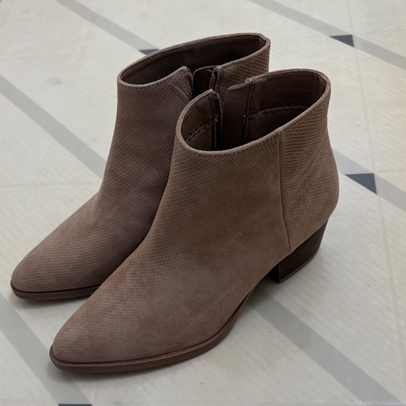 Michael Shannon Shoes - Michael by Michael Shannon.  Elegant Tan Ankle Boots, size 7. New! NWT